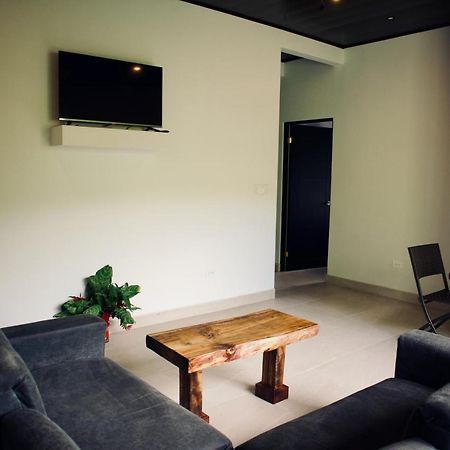 Jungle Home With King Beds -5 Minutes From The Beach Увита Екстериор снимка